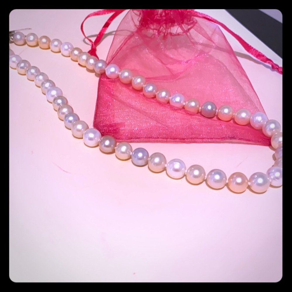 NEW! Natural Pearl necklace with rhodium closure.